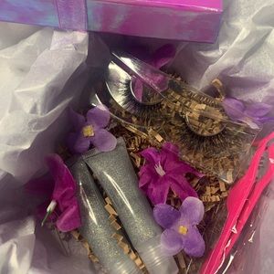 False lashes and application tool and lip glosses